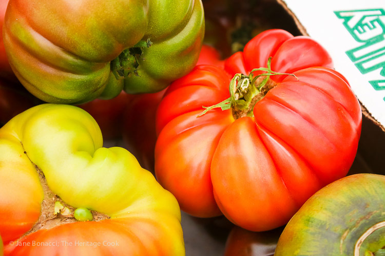 Tomates de relíquia de família no mercado do fazendeiro; Salada de Massas Orzo de Verão sem Glúten © 2017 Jane Bonacci, The Heritage Cook's market; Gluten Free Summer Orzo Pasta Salad © 2017 Jane Bonacci, The Heritage Cook 