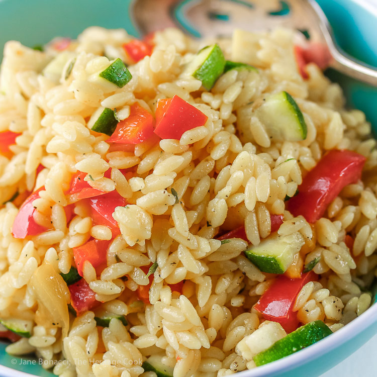 Close up van een kom; Gluten Free Summer Orzo Pasta Salad © 2017 Jane Bonacci, The Heritage Cook